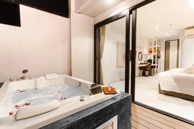 Deluxe Tweepersoonskamer met 1 of 2 Bedden en Bubbelbad — Tour De Phuket Hotel